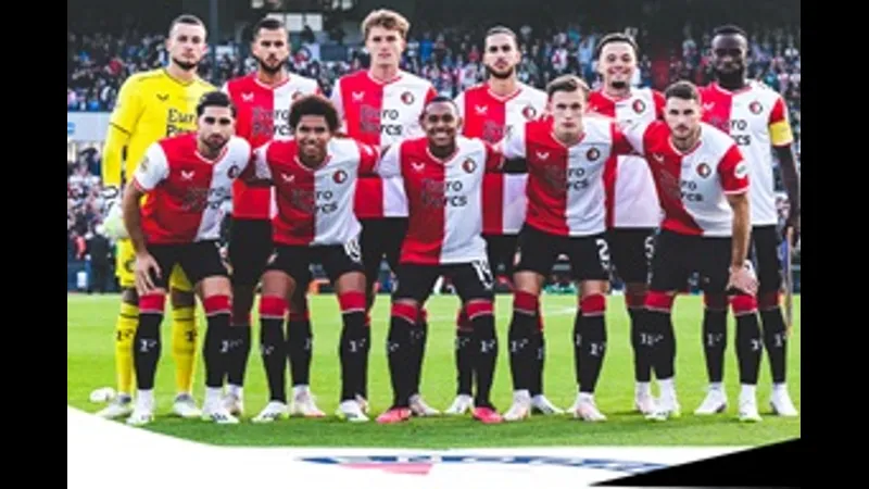 Cầu thủ Real Betis và Feyenoord tranh chấp bóng giữa trận đấu Cầu thủ Real Betis và Feyenoord tranh chấp bóng giữa trận đấu
