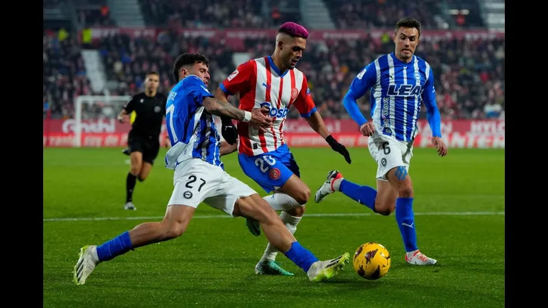 Cầu thủ Alaves và Girona tranh chấp phạt góc và thẻ phạt trên sân Cầu thủ Alaves và Girona tranh chấp phạt góc và thẻ phạt trên sân