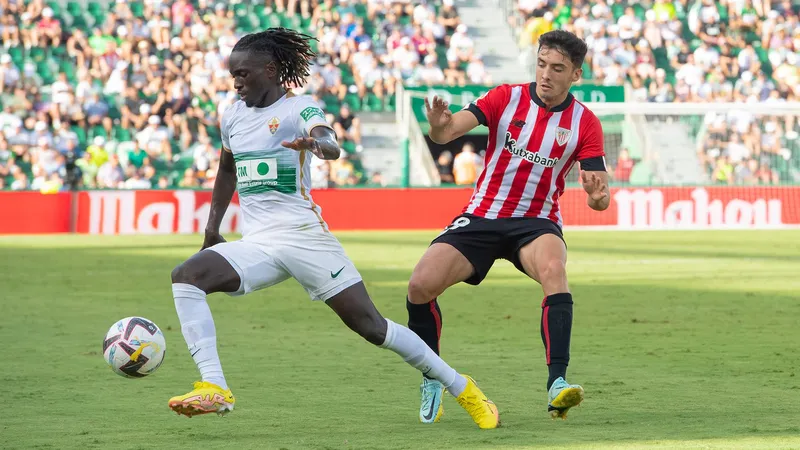 Cầu thủ đội Athletic Bilbao và Elche đối diện trực tiếp trên sân cỏ Cầu thủ đội Athletic Bilbao và Elche đối diện trực tiếp trên sân cỏ