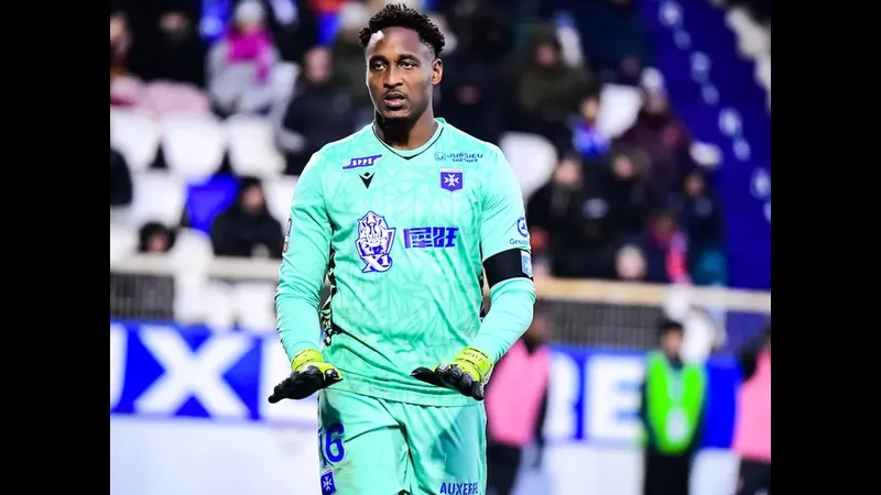 Cầu thủ Auxerre nỗ lực giữ bóng trước sự áp đảo của Rennes Cầu thủ Auxerre nỗ lực giữ bóng trước sự áp đảo của Rennes