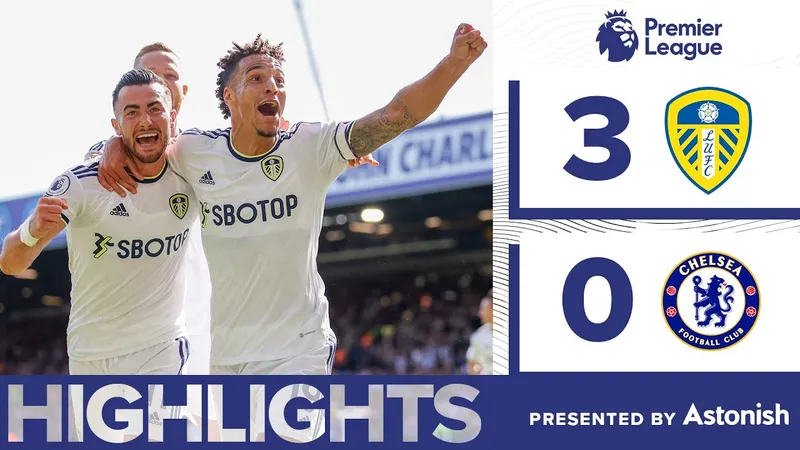 Cầu thủ Chelsea và Leeds United đua nhau giành bóng trên sân cỏ Cầu thủ Chelsea và Leeds United đua nhau giành bóng trên sân cỏ