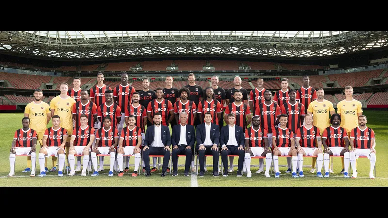Cầu thủ Nice và Lorient đua tranh quyết liệt trong trận đấu Cầu thủ Nice và Lorient đua tranh quyết liệt trong trận đấu